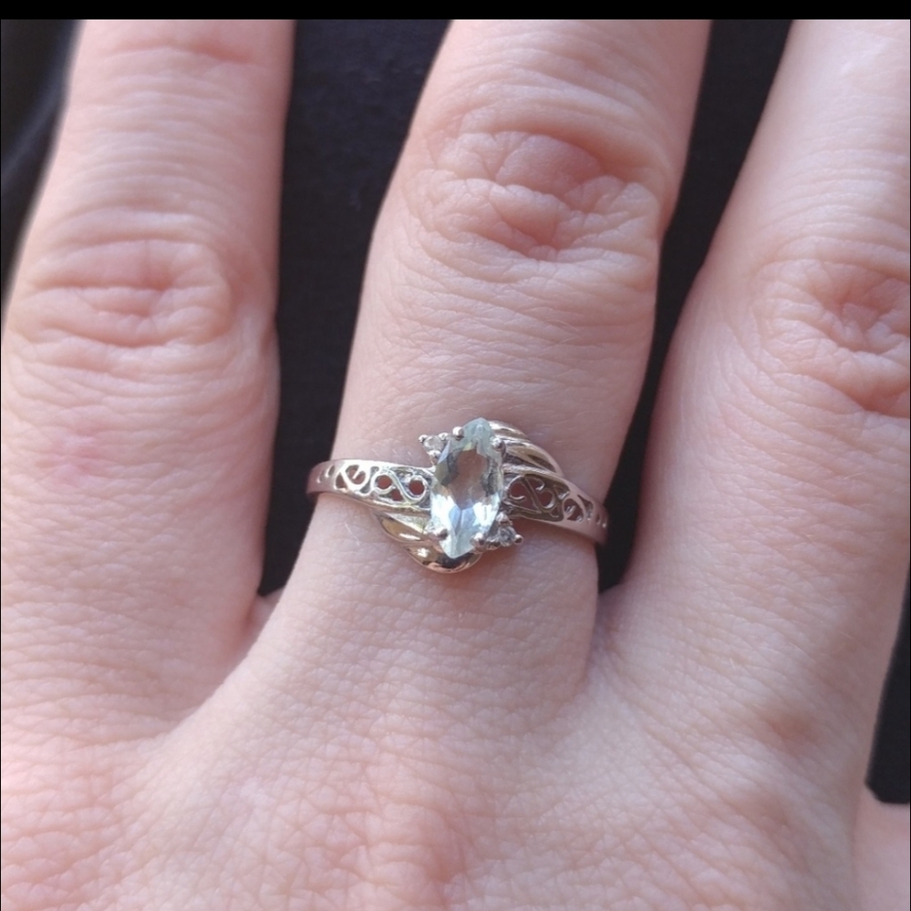 10 karat white gold aquamarine ring